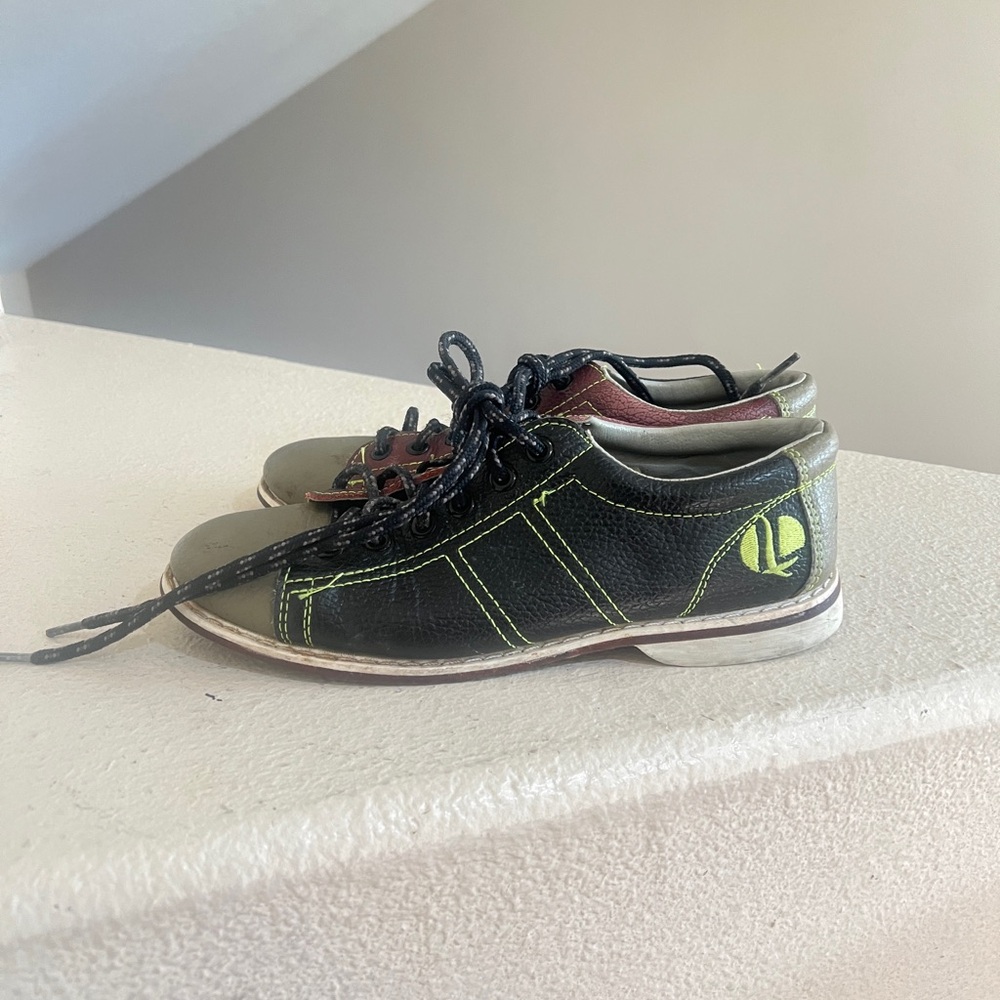 LINDS CRS Bowling Shoes,‎  Lace Up Red & Black Leather Unisex Size 8 / 39.5